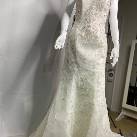 New WEDDING DRESS - Picture 13 of 16